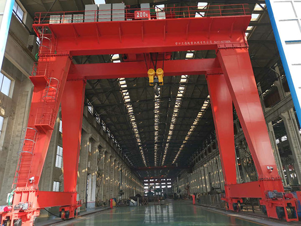 營口慶營石油化工設備有限公司200噸雙梁門式起重機.jpg